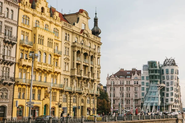 Praga, 23 de septiembre de 2017: Hermosa vista de la arquitectura de Praga en la República Checa. Un antiguo edificio junto a un moderno edificio llamado Casa Danzante . — Foto de Stock