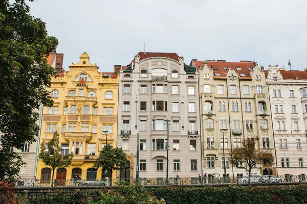 Hermosa vista de la arquitectura de Praga en la República Checa. Muelle cerca del río Moldava . — Foto de Stock