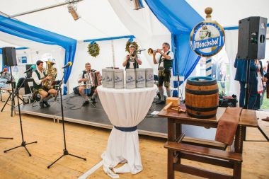 Prag, 23 Eylül 2017: Oktoberfest Çek Cumhuriyeti denilen geleneksel Alman Bira Festivali kutluyor. Sanatçı geleneksel giysiler içinde müzik ve ziyaretçi eğlendirmek.