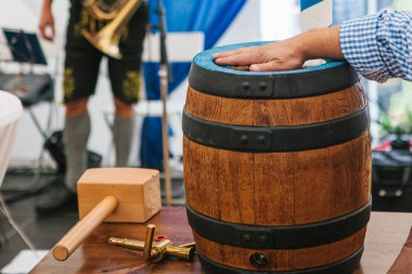 Geleneksel Alman Bira Festivali Oktoberfest kutlamaları. Geleneksel bira varil tatil sembolü. Adam elini varil üzerinde bir gelenek olarak koyar.