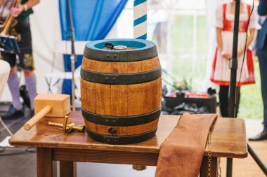 Geleneksel Alman Bira Festivali Oktoberfest kutlamaları. Bira varil onun kırılma geleneksel tatil başlangıç olarak önce bir tatil semboldür