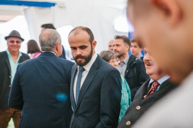 Prag, 23 Eylül 2017: Çek Cumhuriyeti'nde geleneksel Alman Bira Festivali Oktoberfest kutlamaları. Bilinmeyen zarif adam bir bardak Event'de bir ceketli alışılmadık bıyıklı.