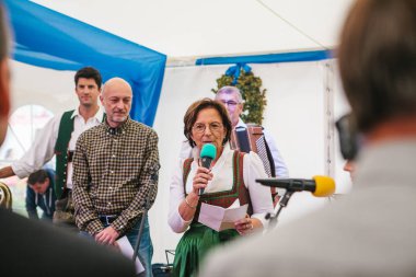 Prag, 23 Eylül 2017: Oktoberfest Çek Cumhuriyeti denilen geleneksel Alman Bira Festivali kutluyor. Kadın konuşmacı tatil tebrik konuşma ile açılır..