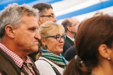 Prag, 23 Eylül 2017: Oktoberfest Çek Cumhuriyeti denilen geleneksel Alman Bira Festivali kutluyor. Geleneksel kıyafetleri içinde yaşlı bir kadın olayın başlangıcı için bekliyor