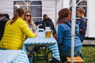 Prag, 23 Eylül 2017: Oktoberfest Çek Cumhuriyeti denilen geleneksel Alman Bira Festivali kutluyor. Söz ve taze Alman bira içme kız