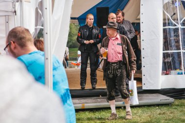 Prag, 23 Eylül 2017: Oktoberfest Çek Cumhuriyeti denilen geleneksel Alman Bira Festivali kutluyor. Bir bardak taze Alman bira ile bilinmeyen bir adamın