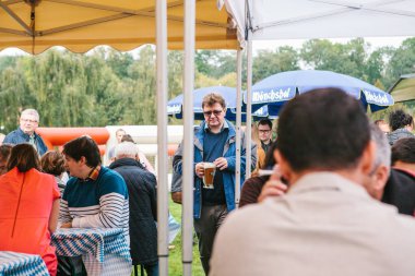 Prag, 23 Eylül 2017: Oktoberfest Çek Cumhuriyeti denilen geleneksel Alman Bira Festivali kutluyor. Bir bardak taze Alman bira ile bilinmeyen bir adamın