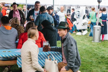 Prag, 23 Eylül 2017: Oktoberfest Çek Cumhuriyeti denilen geleneksel Alman Bira Festivali kutluyor. Bilinmeyen Erkekler ve kadınlar iletişim ve taze Alman bira içmek.