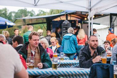 Prag, 23 Eylül 2017: Oktoberfest Çek Cumhuriyeti denilen geleneksel Alman Bira Festivali kutluyor. Tablolar ve taze Alman bira içip insanlar oturup