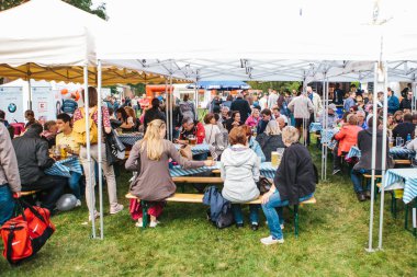 Prag, 23 Eylül 2017: Oktoberfest Çek Cumhuriyeti denilen geleneksel Alman Bira Festivali kutluyor. İnsanların birbirleri ile iletişim ve taze Alman bira içmek.