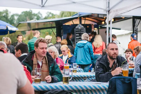 Prag, 23 Eylül 2017: Oktoberfest Çek Cumhuriyeti denilen geleneksel Alman Bira Festivali kutluyor. Tablolar ve taze Alman bira içip insanlar oturup