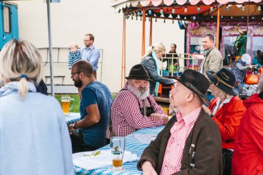 Prag, 23 Eylül 2017: Oktoberfest Çek Cumhuriyeti denilen geleneksel Alman Bira Festivali kutluyor. İnsanların birbirleri ile iletişim ve taze Alman bira içmek.