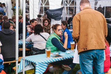 Prag, 23 Eylül 2017: Oktoberfest Çek Cumhuriyeti denilen geleneksel Alman Bira Festivali kutluyor. İnsanların birbirleri ile iletişim ve taze Alman bira içmek.