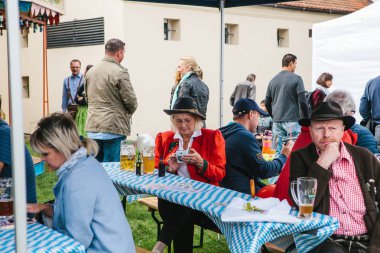 Prag, 23 Eylül 2017: Oktoberfest Çek Cumhuriyeti denilen geleneksel Alman Bira Festivali kutluyor. İnsanların birbirleri ile iletişim ve taze Alman bira içmek.