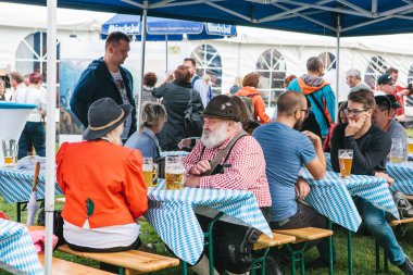Prag, 23 Eylül 2017: Oktoberfest Çek Cumhuriyeti denilen geleneksel Alman Bira Festivali kutluyor. İnsanların birbirleri ile iletişim ve taze Alman bira içmek.