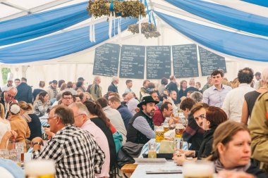 Prag, 23 Eylül 2017: Oktoberfest Çek Cumhuriyeti denilen geleneksel Alman Bira Festivali kutluyor. İnsanların birbirleri ile iletişim ve taze Alman bira içmek.