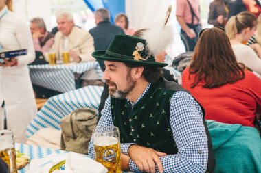 Prag, 23 Eylül 2017: Çek Cumhuriyeti'nde geleneksel Alman Bira Festivali Oktoberfest kutluyor. İnsanların birbirleri ile iletişim ve Alman bira içmek. Geleneksel şapkalı bir adam