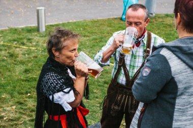 Prag, 23 Eylül 2017: Oktoberfest Çek Cumhuriyeti denilen geleneksel Alman Bira Festivali kutluyor. İnsanların birbirleri ile iletişim ve taze Alman bira içmek.