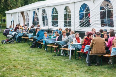 Prag, 23 Eylül 2017: Oktoberfest Çek Cumhuriyeti denilen geleneksel Alman Bira Festivali kutluyor. İnsanların birbirleri ile iletişim ve taze Alman bira içmek.