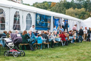 Prag, 23 Eylül 2017: Oktoberfest Çek Cumhuriyeti denilen geleneksel Alman Bira Festivali kutluyor. İnsanların birbirleri ile iletişim ve taze Alman bira içmek.