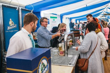 Prag, 23 Eylül 2017: Oktoberfest Çek Cumhuriyeti denilen geleneksel Alman Bira Festivali kutluyor. Barmen taze bira ziyaretçiler için dökülen. Catering Hizmetleri.