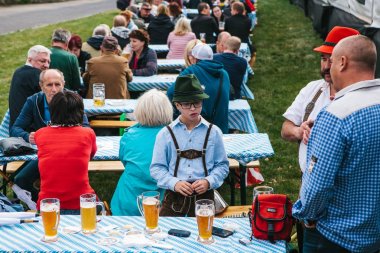 Prag, 23 Eylül 2017: Çek Cumhuriyeti'nde geleneksel Alman Bira Festivali Oktoberfest kutluyor. Baba oğul yakın duruyor arkadaşı ile iletişim kurar. Bira çok yakın.