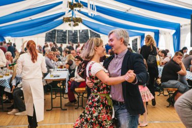 Prag, 23 Eylül 2017: Oktoberfest Çek Cumhuriyeti denilen geleneksel Alman Bira Festivali kutluyor. Bir erkek ve bir kadın dans, eğleniyor ve bir partide dalga geçmeyi.