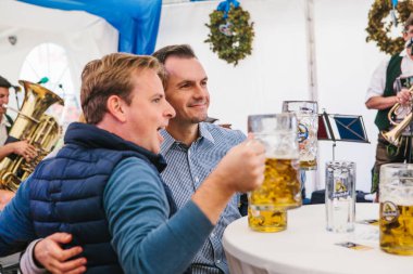 Prag, 23 Eylül 2017: Oktoberfest Çek Cumhuriyeti denilen geleneksel Alman Bira Festivali kutluyor. Arkadaşlar sevinirler ve birlikte taze bira içmek.