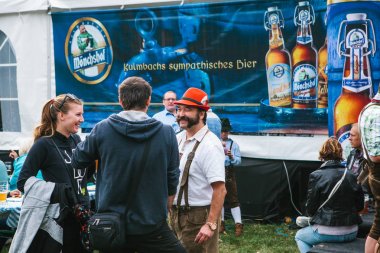 Prag, 23 Eylül 2017: Oktoberfest Çek Cumhuriyeti denilen geleneksel Alman Bira Festivali kutluyor. Arkadaş bir araya geldi ve farklı şeyler hakkında konuştuk.