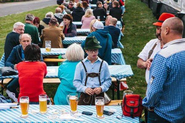 Prag, 23 Eylül 2017: Çek Cumhuriyeti'nde geleneksel Alman Bira Festivali Oktoberfest kutluyor. Baba oğul yakın duruyor arkadaşı ile iletişim kurar. Bira çok yakın.