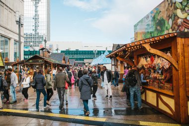 Berlin, 03 Ekim 2017: Oktoberfest kutluyor. Ünlü Alexanderplatz Meydanı sokak piyasada insanlar yürümek. Hediyelik eşya ve yakın gıda ile birçok tezgahları.