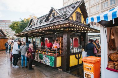 Berlin, 03 Ekim 2017: Oktoberfest kutluyor. Ünlü Alexanderplatz Meydanı sokak piyasada insanlar yürümek. Hediyelik eşya ve yakın gıda ile birçok tezgahları. Merkezi bir şekilde dekore edilmiş durak.