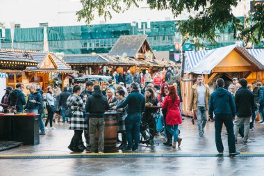 Berlin, 03 Ekim 2017: Oktoberfest kutluyor. Ünlü Alexanderplatz Meydanı sokak piyasada insanlar yürümek. Hediyelik eşya ve yakın gıda ile birçok tezgahları. İnsanlar geleneksel yemek.