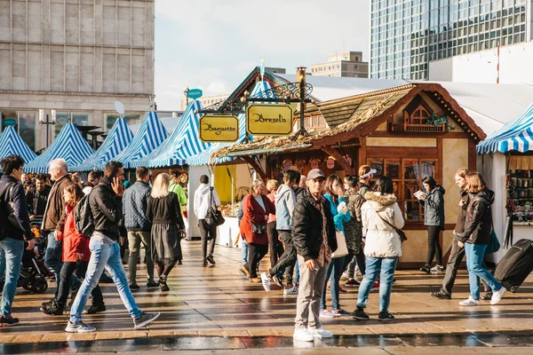 Berlin, 03 Ekim 2017: Oktoberfest kutluyor. Ünlü Alexanderplatz Meydanı sokak piyasada insanlar yürümek. Hediyelik eşya ve yakın gıda ile birçok tezgahları.