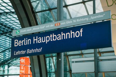 Berlin, 03 Ekim 2017: tabela Merkez Tren Garı Berlin Hauptbahnhof denir. Demiryolu Taşımacılığı.