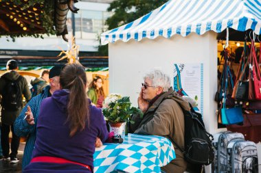 Berlin, 03 Ekim 2017: Oktoberfest kutluyor. Semt pazarı ünlü Alexanderplatz Meydanı. İnsanlar çeşitli konularda iletişim.