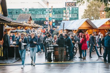 Berlin, 03 Ekim 2017: Oktoberfest kutluyor. Ünlü Alexanderplatz Meydanı sokak piyasada insanlar yürümek. Hediyelik eşya ve yakın gıda ile birçok tezgahları. İnsanlar geleneksel yemek.