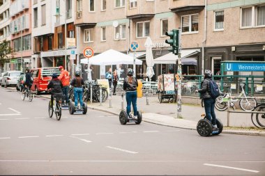 Berlin, 3 Ekim 2017: Gezi sırasında gyroscooters boyunca Berlin sokaklarında sürme turist grup