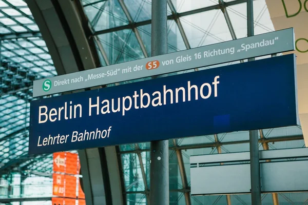 Berlin, 03 oktober 2017: skylt centralstation kallas Berlin Hauptbahnhof. Transport på järnväg. — Stockfoto