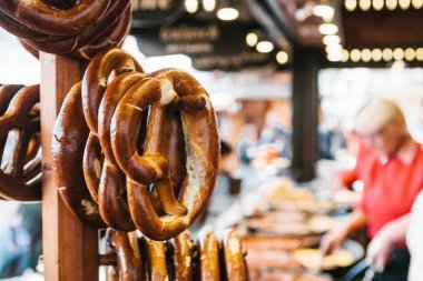 Geleneksel simit Brezel asmak tatil bir bulanık semt pazarı ve insanlar arka planı kürsüye çağırdı.