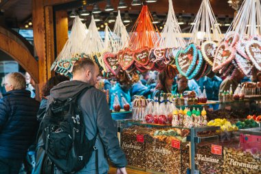 Berlin, 03 Ekim 2017: Oktoberfest kutluyor. Bir adamın yanında belgili tanımlık sayaç çeşitli geleneksel şeker görünüyor ve bir seçim yapmak çalışır.