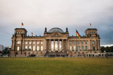 Reichstag Federal Eyalet Meclisi Binası yapıdır. Reichstag Binası Berlins turistik biridir.