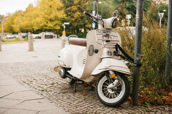 ベルリン、2017 年 10 月 3 日: バイクの路上駐車し、盗難に対する特別なロックに閉鎖. — ストック写真