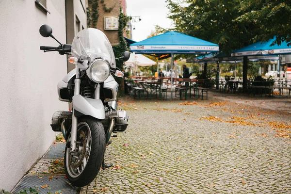 ベルリン、2017 年 10 月 3 日: モダンな Bmw オートバイ通りのカフェの横に路上駐車。大都会の交通機関の便利な高速な手段 — ストック写真
