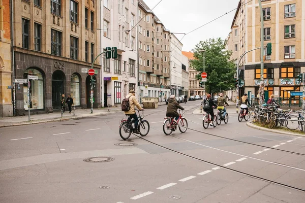 Berlín, 2 de octubre de 2017: Desconocidos cruzan la calle en bicicleta — Foto de Stock