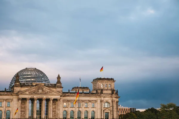 A Reichstag épülete az épület az állami szerelvény a Bundestag. A Reichstag épület egyike Berlin látványosságok. — Stock Fotó