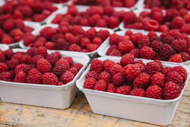 Ahududu üst üste masada kaplarda çok. Yararlı vitamin zengin bir besindir. Hasat.