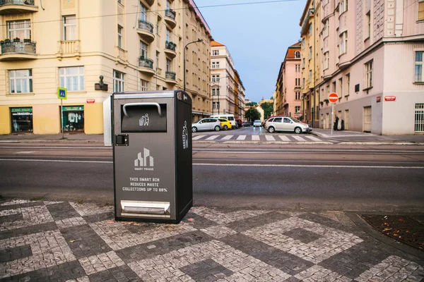 Prag, 25 Eylül 2017: Çek Cumhuriyeti Prag sokakta bir modern akıllı çöp tenekesi. Sonraki bertarafı için Avrupa'nın atık toplama. Çevre dostu atık toplama.