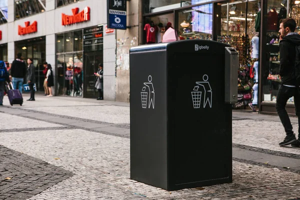 Praag, 25 September 2017: Een moderne slimme vuilnisbak aan de straat van de stad. Inzameling van afval in Europa voor vervreemding. Eco-vriendelijke afvalinzameling. — Stockfoto