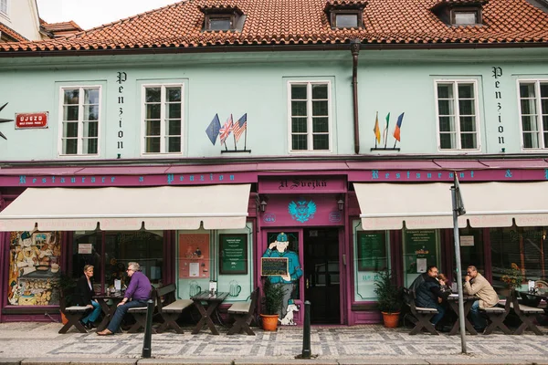 Praga, 25 de setembro de 2017: Um restaurante popular com comida tcheca local. Os visitantes sentam-se às mesas do lado de fora. Perto do hotel . — Fotografia de Stock